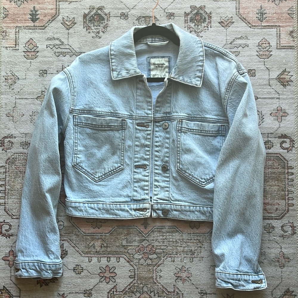 Cropped Denim Jacket Light Wash Abercrombie & Fitch